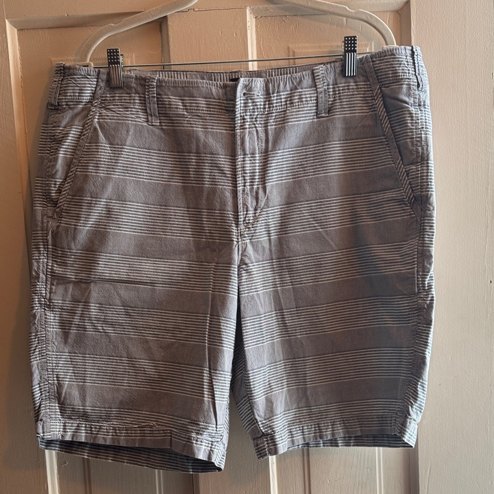 GAP Men's Gray Striped Flat Front Shorts